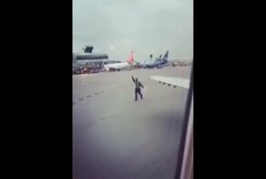 Зажигательный танец сигнальщика на взлетной полосе в Торонто попал на видео