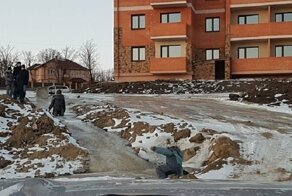 В Приамурье дети катаются с горки из какашек
