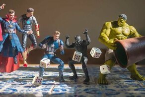 Фотограф Эди Харджо раскрывает тайную жизнь игрушечных супергероев