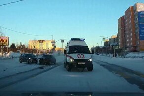 Авария дня. В центре Ноябрьска "скорая" попала в ДТП