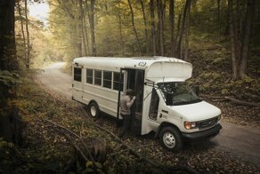 Профессиональный фотограф переделал автобус в передвижную арт-студию