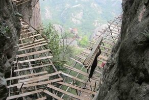 Бетонная дорога на отвесной скале