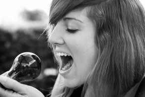 Почему лампочка не вынимается изо рта