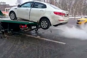 В Москве водитель свалил прямо с эвакуатора