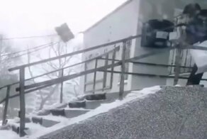 Очередная аккуратная разгрузка посылок сотрудниками Почты России