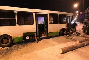 Авария дня. Столкновение автобуса и лесовоза в Коми