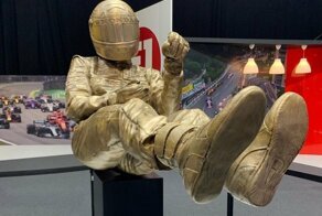 Бронзовая скульптура легендарного Айртона Сенны в натуральную величину