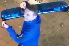 Парень украл "мигалку" с полицейской машины - и доволен собой