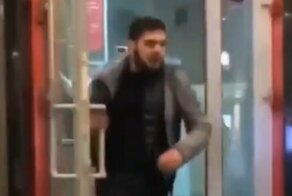 Джигит с битой устроил погром в отделении банка