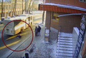 В Иркутске автобус проехал по ногам пенсионерки и уехал с места ДТП