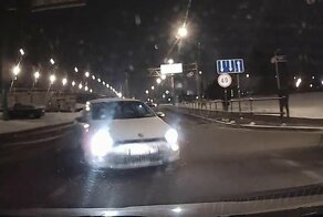 Женщина без страховки поторопилась с поворотом