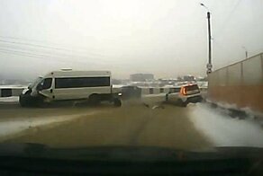 Авария дня. В центре Сызрани пассажирская маршрутка столкнулась с легковушкой