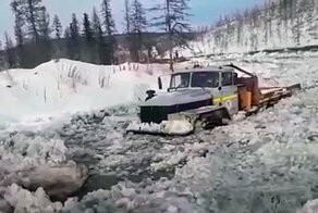 Легендарный грузовик "Урал" преодолевает ледяную речку