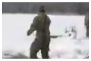 Солдат Йоркширского полка заставили окунуться в прорубь, и это выглядело очень смешно
