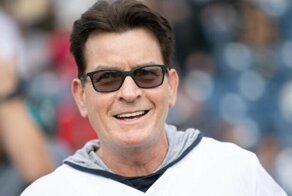 "Чувствую себя хорошо": Чарли Шин отметил год трезвости