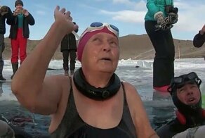 "Эти заплывы ужасны": 77-летняя бабулька из Сибири проплыла подо льдом Байкала