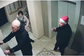 Приключения Санты, безразличной снегурочки и оленя в подъезде