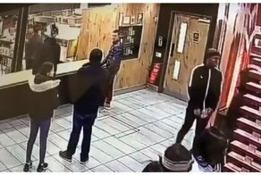 Драка посетителей Макдональдса в Лондоне попала на видео