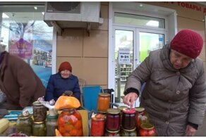 Парень скупил у бабулек разом всё, что у них было в продаже