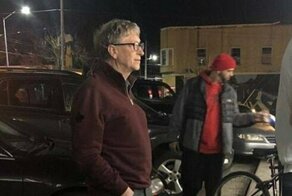 Билла Гейтса сфотографировали в очереди за бургером