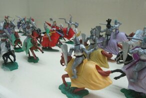 Интересная коллекция пластикового средневековья