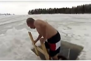 Берегите своих "чижиков" при купании в проруби