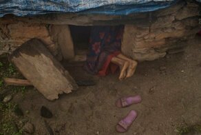 Как непальские власти запрещают крестьянам изгонять женщин из дома на время менструации