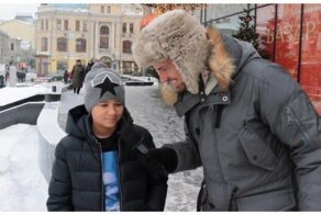 Типичный модный школьник, одевающийся в московском ЦУМе