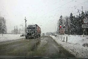 Авария дня. Тепловоз протаранил фуру с солью на переезде в Подмосковье