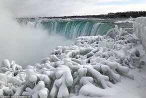 Ниагарский водопад замерз на низких температурах, накрывших США и Канаду