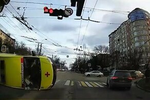 Авария дня. В Симферополе произошло ДТП с участием скорой помощи