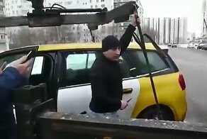 Таксист не дал забрать свой автомобиль и обрезал стропы эвакуатора