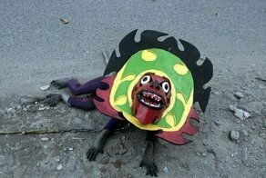 На потеху публике: как обращаются с уличными обезьянками в Индонезии