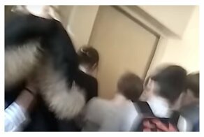 Во время пожара школьникам пришлось самостоятельно ломать двери эвакуационного выхода