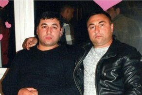 Двое азербайджанцев, рискуя жизнью, спасли семью из горящего авто