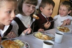 Голодные обмороки детей в школах подтвердились: смотрят, как едят другие
