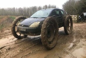 Британец превратил 15-летний Ford Fiesta в трактор с огромными колесами
