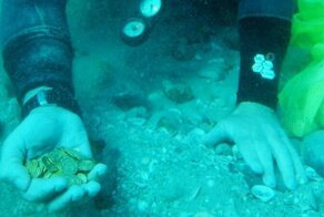 3,5 кг золотых монет нашли под водой дайверы