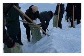 Учителей Саратова заставили убирать снег в мешки