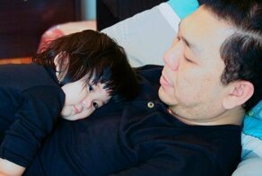 Отец-одиночка изобразил жизнь в трогательных артах