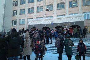 По всей Сибири массово эвакуируют людей из-за сообщений о минировании