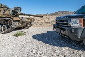 Зрелищный расстрел Land Rover Discovery из танка и гранатомета