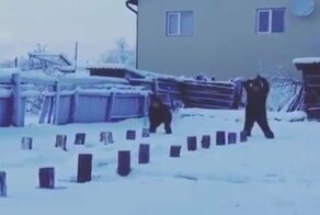 Мама, давай! Семейное соревнование по колке дров в Якутии