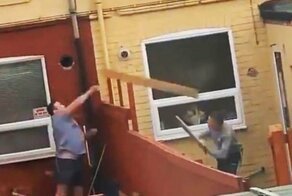 В Англии обозлённые соседи начали кидать друг в друга  доски 