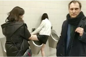 Справлявшая нужду в писсуар мужского туалета девушка вывела мужчину из себя