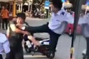 Водитель автобуса подрался с мотоциклистом из-за того, что один погудел другому