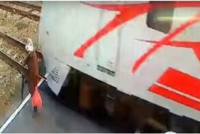 Бабушка чуть не стала жертвой проносящегося на большой скорости поезда