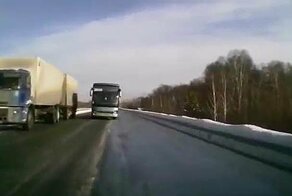 Авария дня. Ушёл от лобового столкновения с автобусом