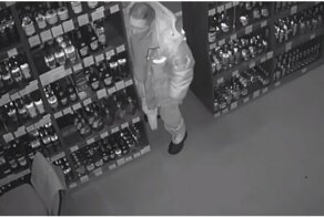 Мужчина разбил урной стекло алкомаркета и начал отмечать внутри помещения свой день рождения