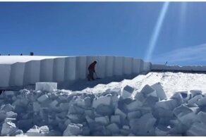 Необычный способ уборки снега на крыше магазина